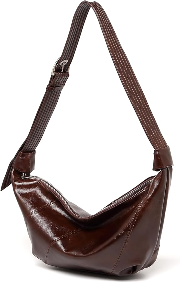 This is a stylish and minimalist black messenger bag for women, equipped with an adjustable shoulder strap, suitable for daily casual use.
