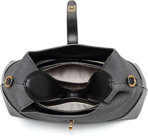 The women's messenger bag boasts a high-quality luster, with a soft and skin-friendly touch.