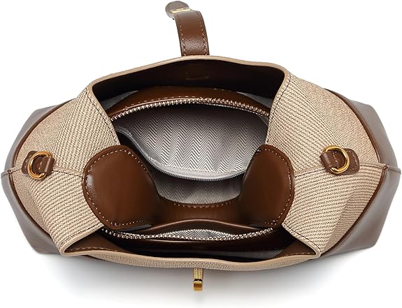 The women's messenger bag boasts a high-quality luster, with a soft and skin-friendly touch.